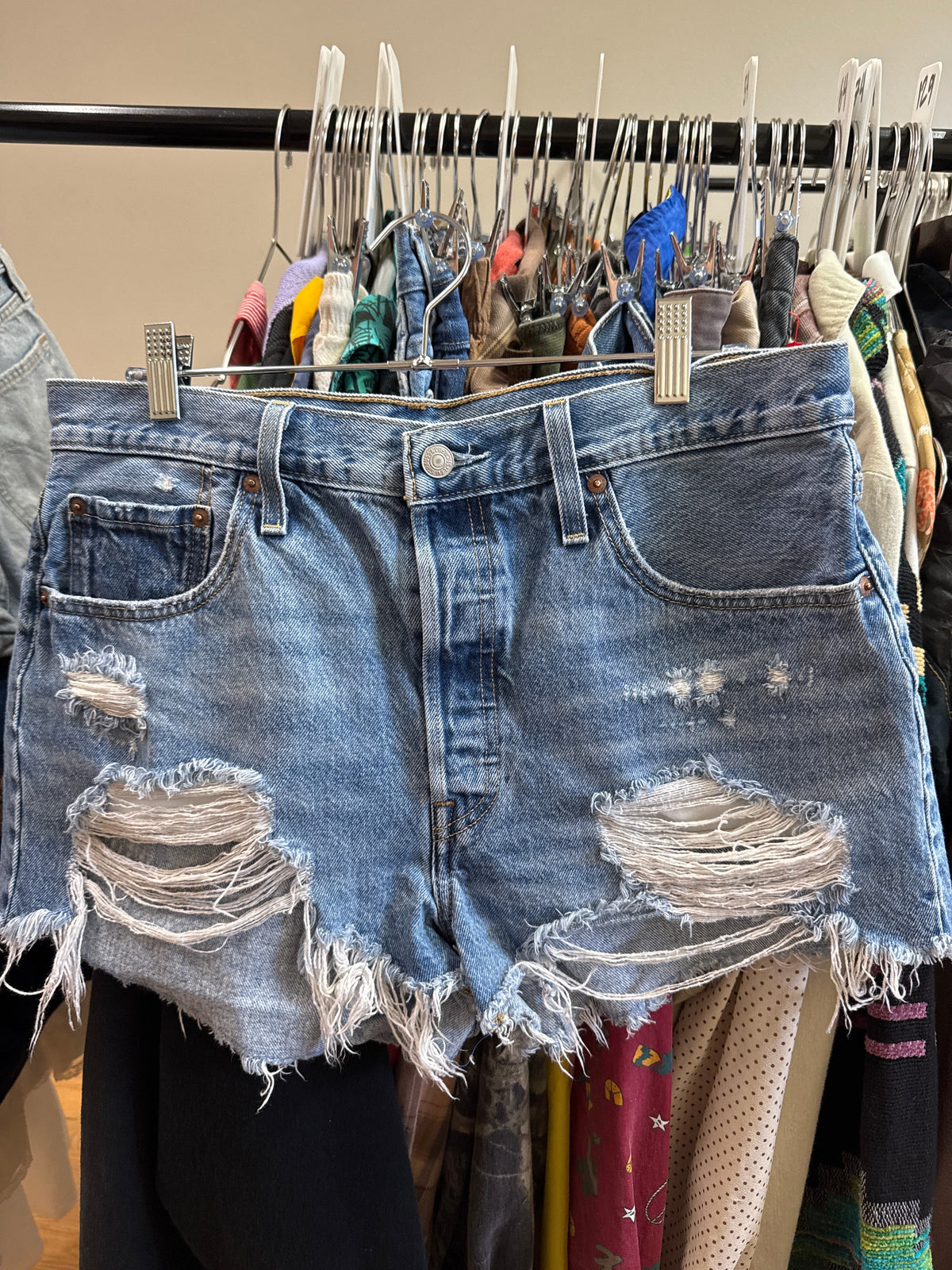 Mod Levis 501 Ripped Cutoffs W32