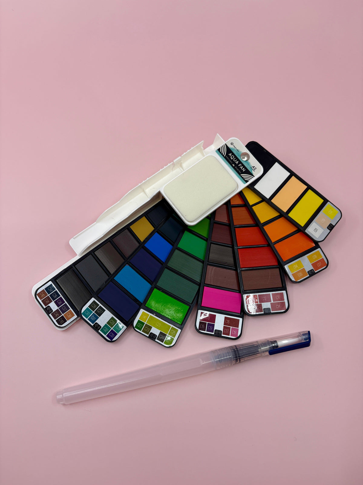 42 color compact watercolor set with brush for traveling showing colors