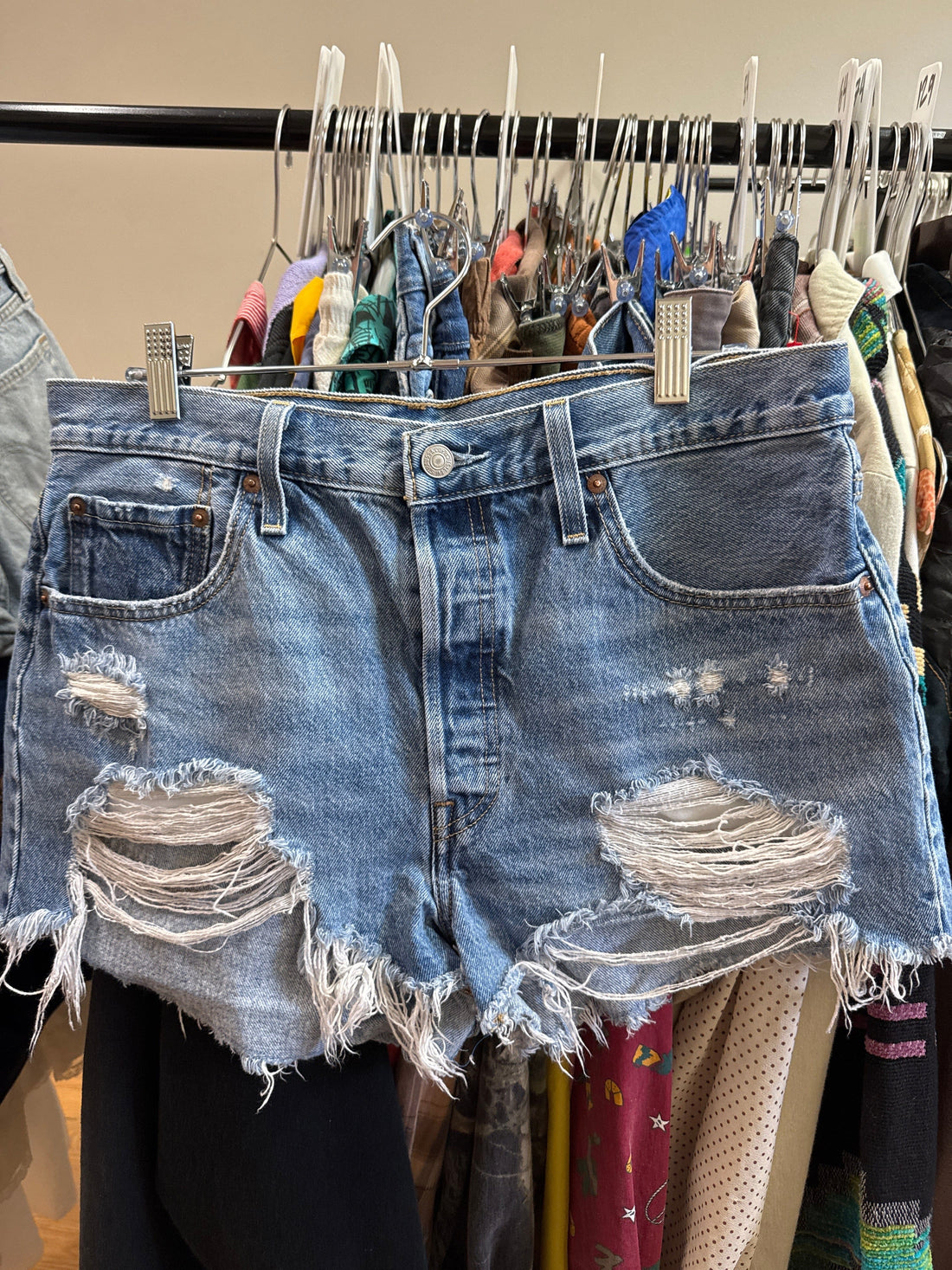 Mod Levis 501 Ripped Cutoffs W32