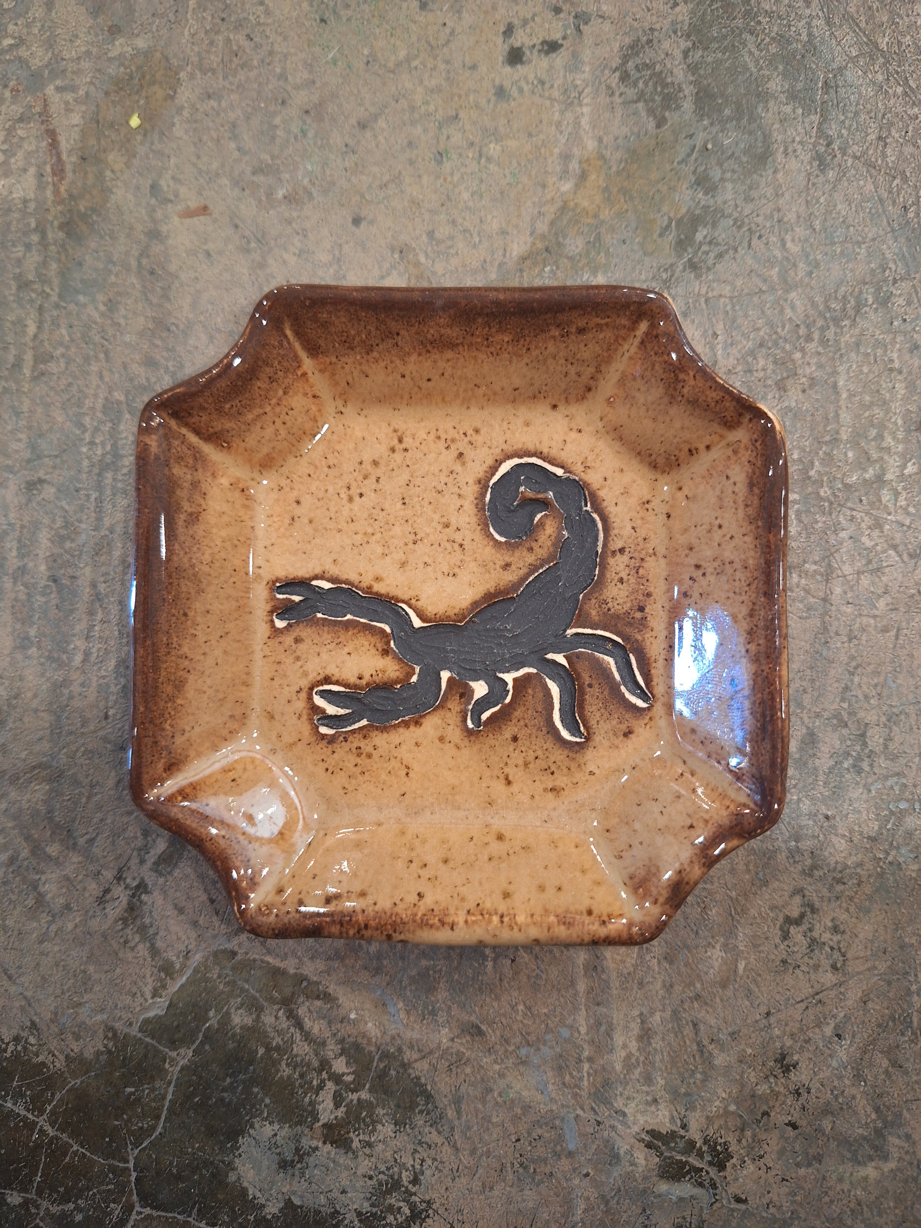 Scorpion Plate Scalloped Square