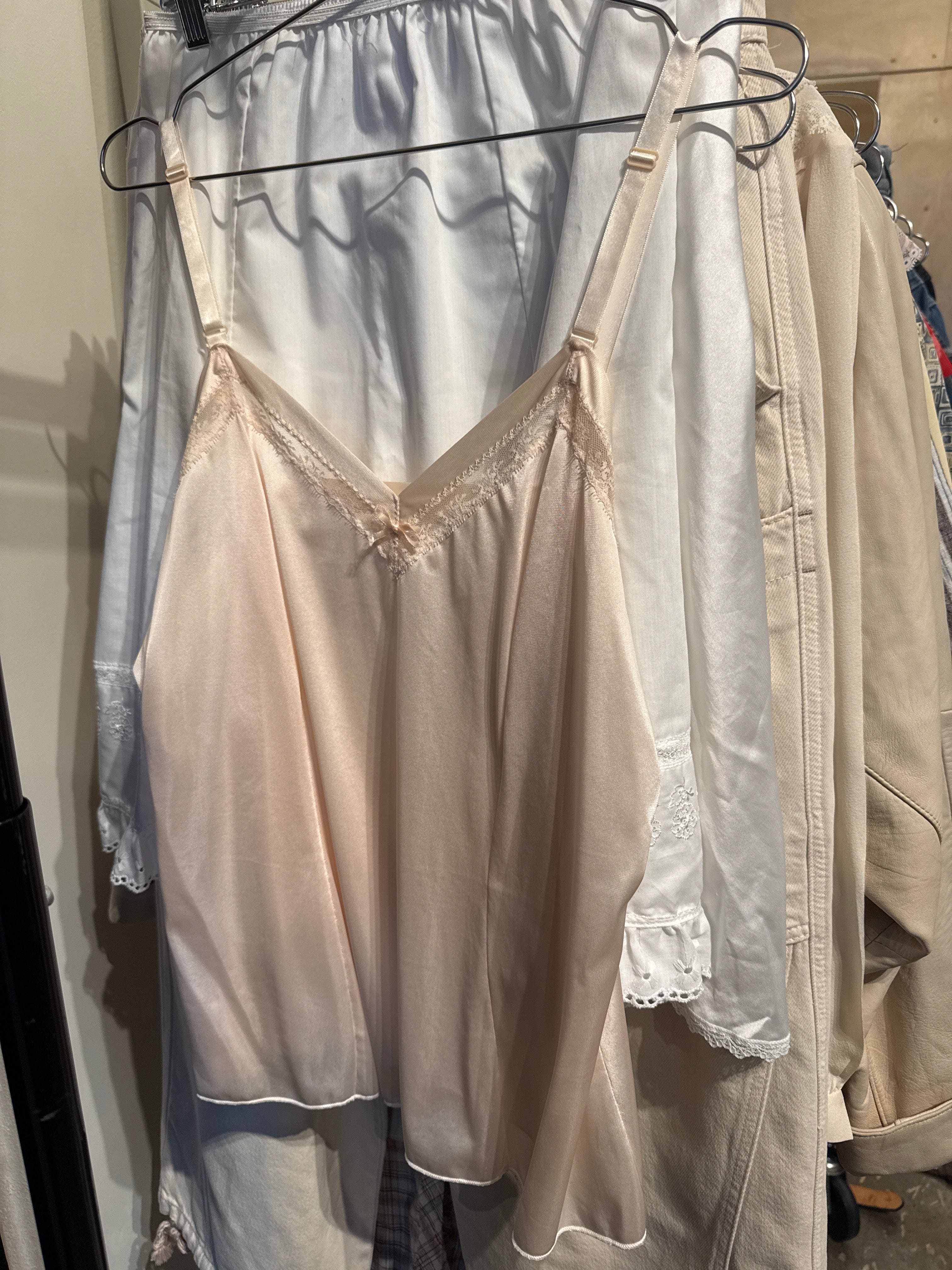 Venus Of The Desert VTG Peachy Lace Bow Cami